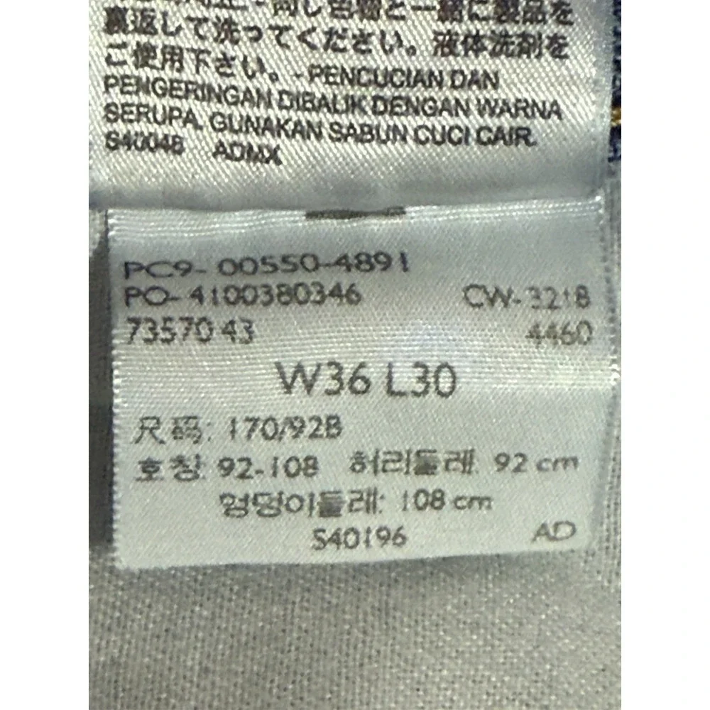 Levis pocket leg styling
